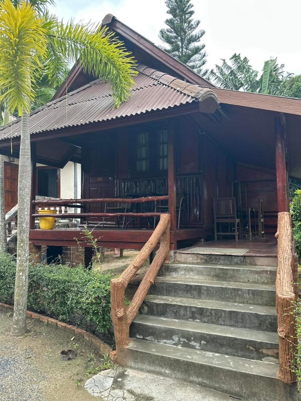 Buddha Raksa Thong Nai Pan Yai Buitenkant foto