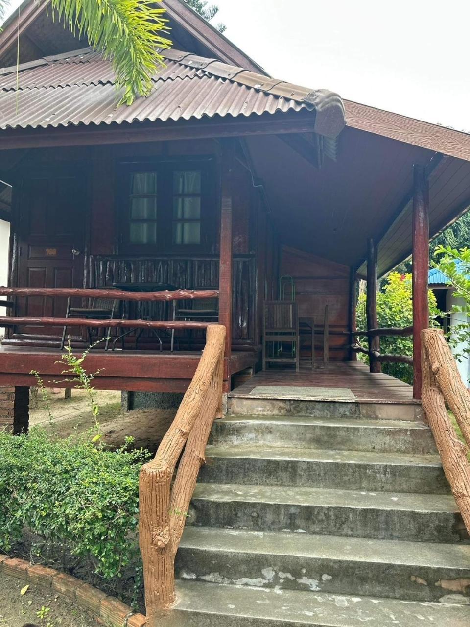 Buddha Raksa Thong Nai Pan Yai Buitenkant foto