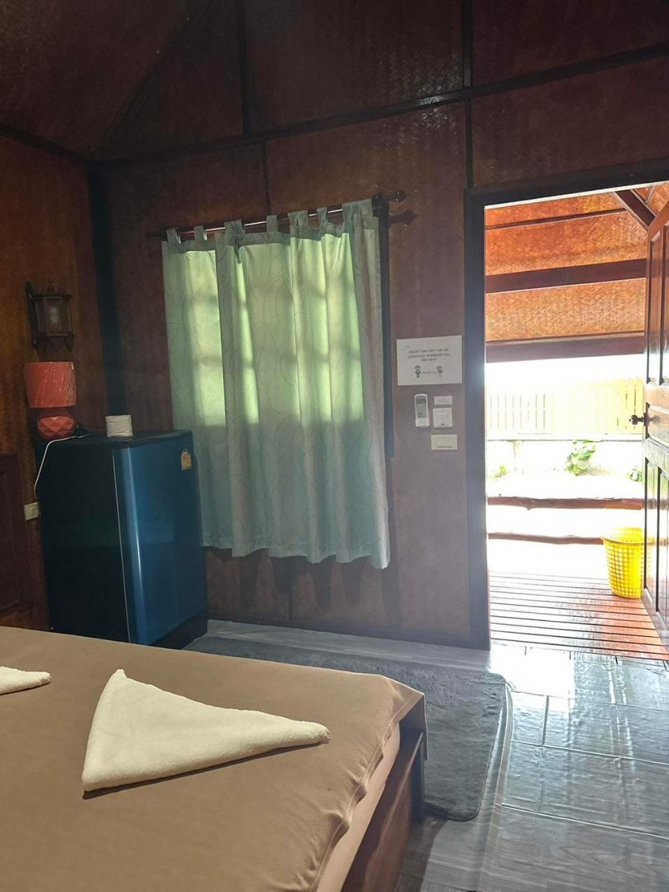 Buddha Raksa Thong Nai Pan Yai Buitenkant foto