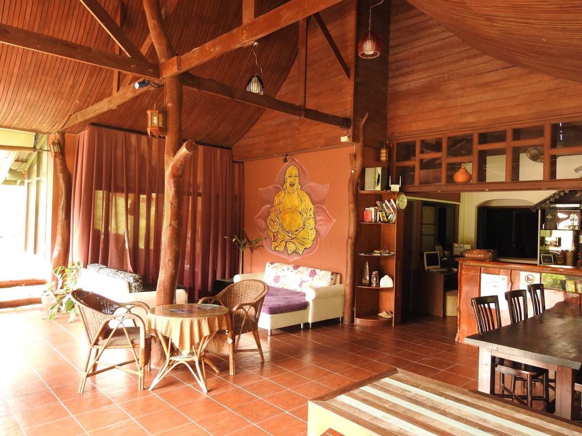 Buddha Raksa Thong Nai Pan Yai Buitenkant foto