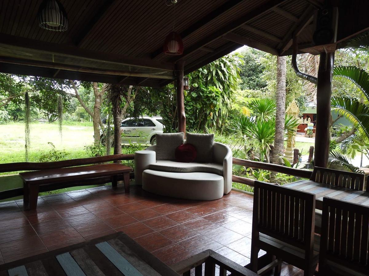 Buddha Raksa Thong Nai Pan Yai Buitenkant foto